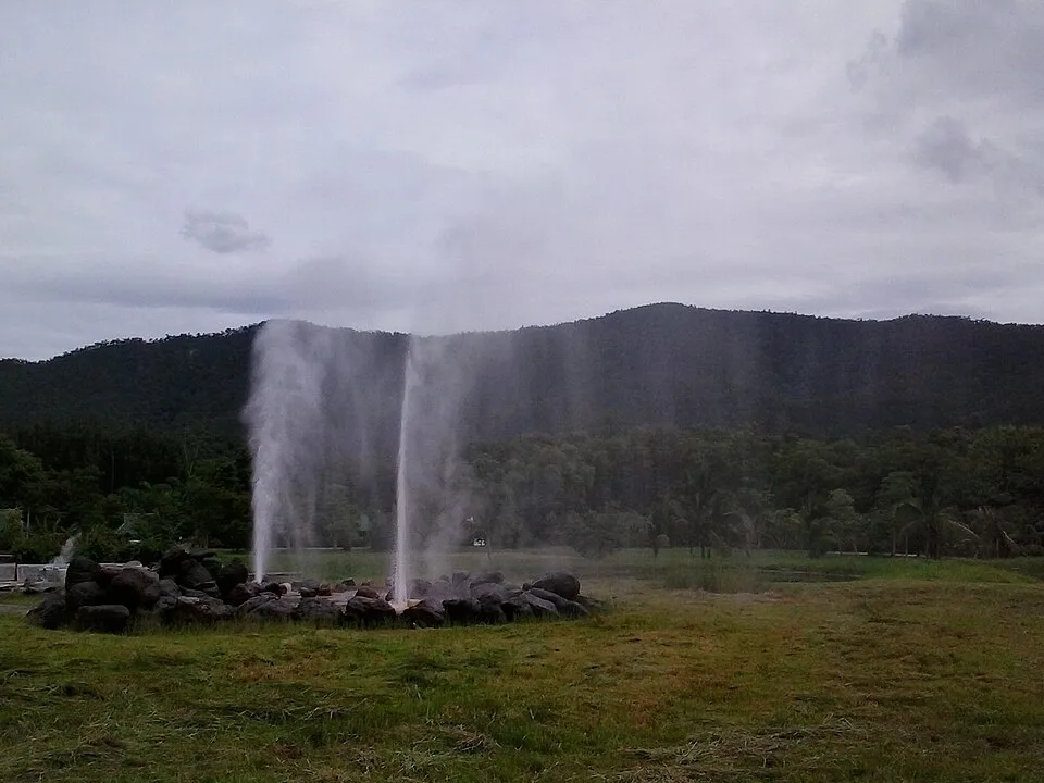 Nam Phu Ron San Kamphaeng